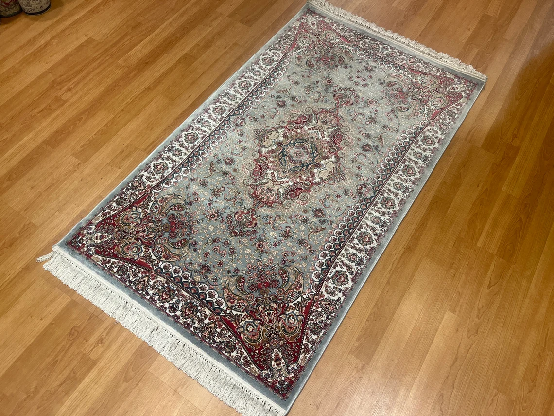 4'11 ''x 2'11'' Bamboo Silk Carpet