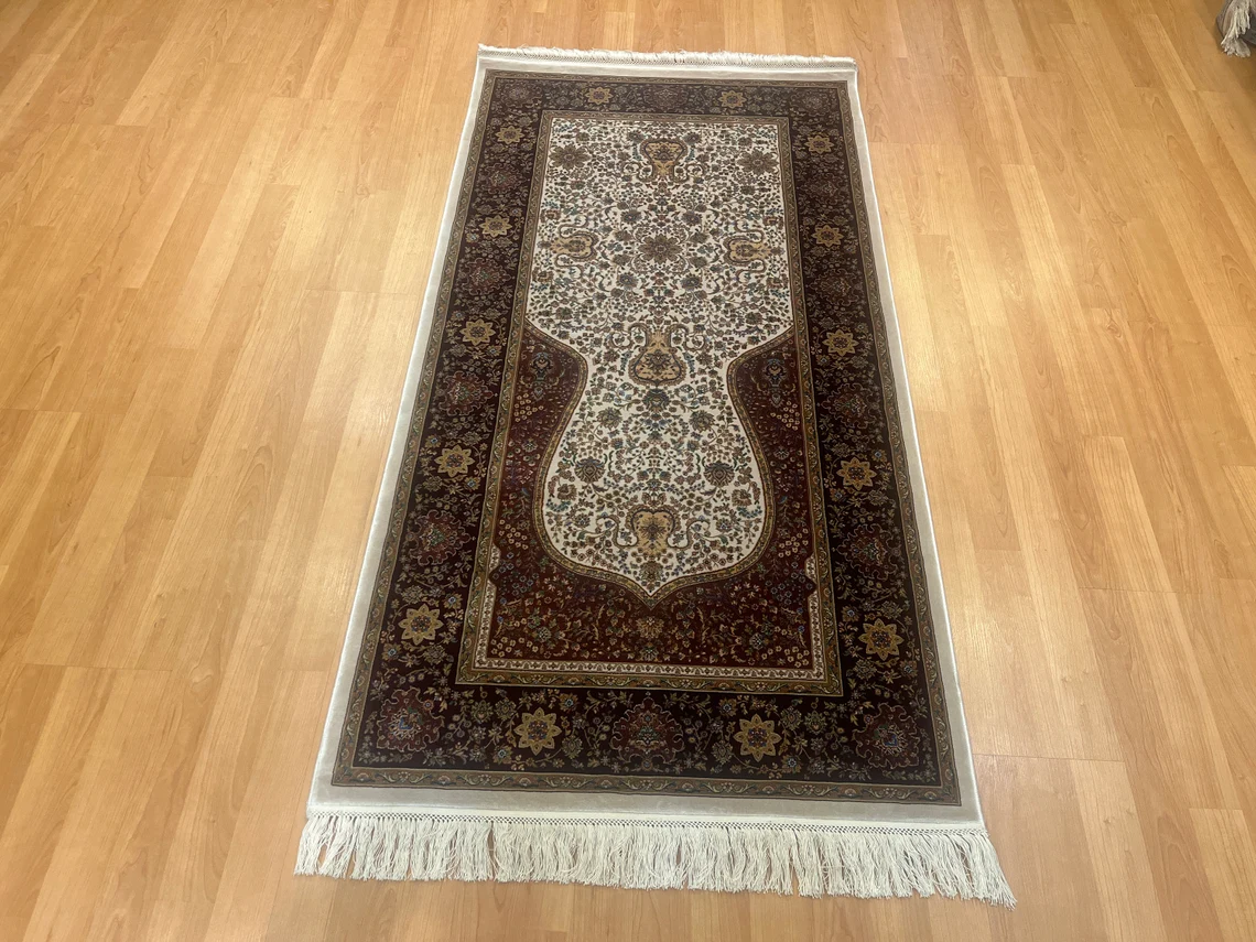 4'11 ''x 2'7'' Bamboo Silk Carpet