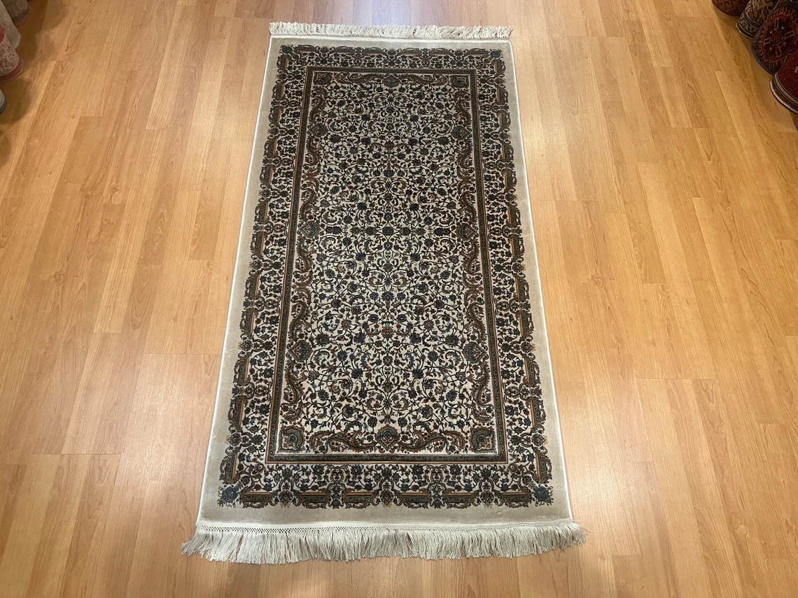 4'11 ''x 2'7'' Bamboo Silk Carpet