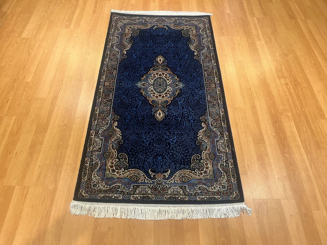 4'11 ''x 2'7'' Bamboo Silk Carpet