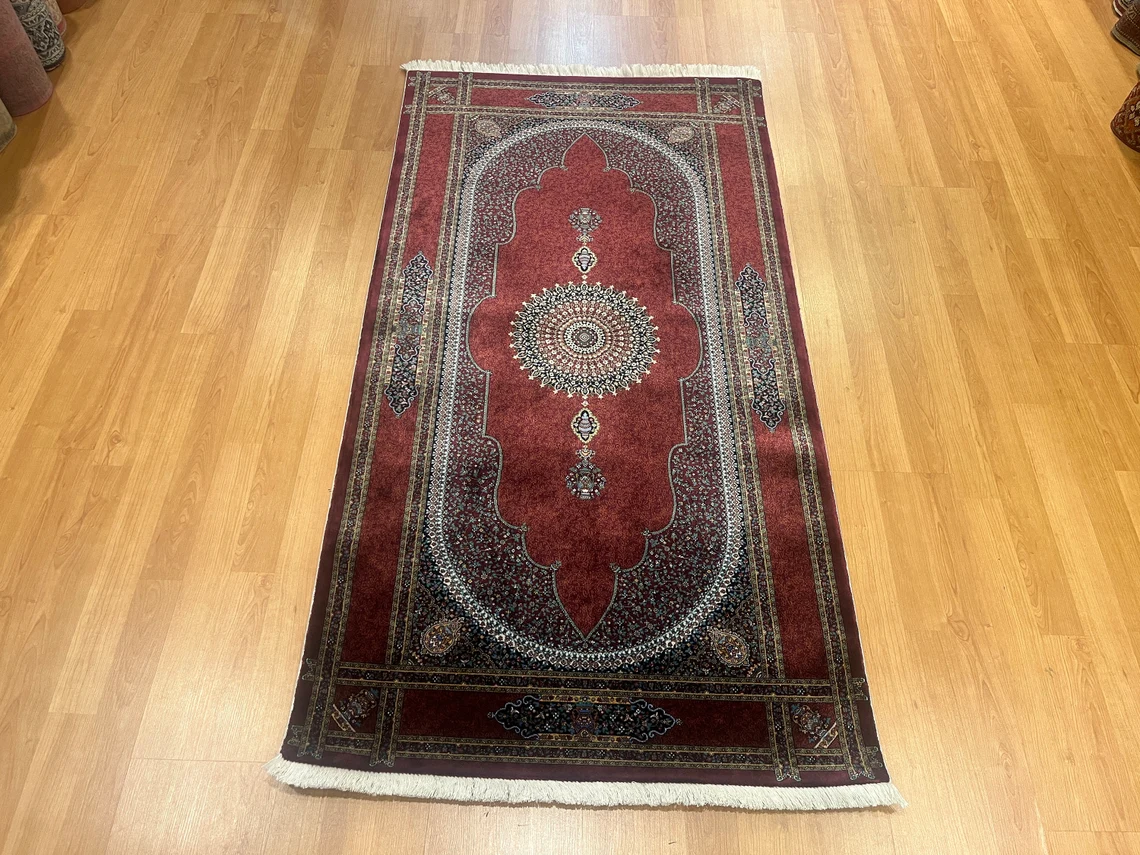 4'11 ''x 2'7'' Bamboo Silk Carpet