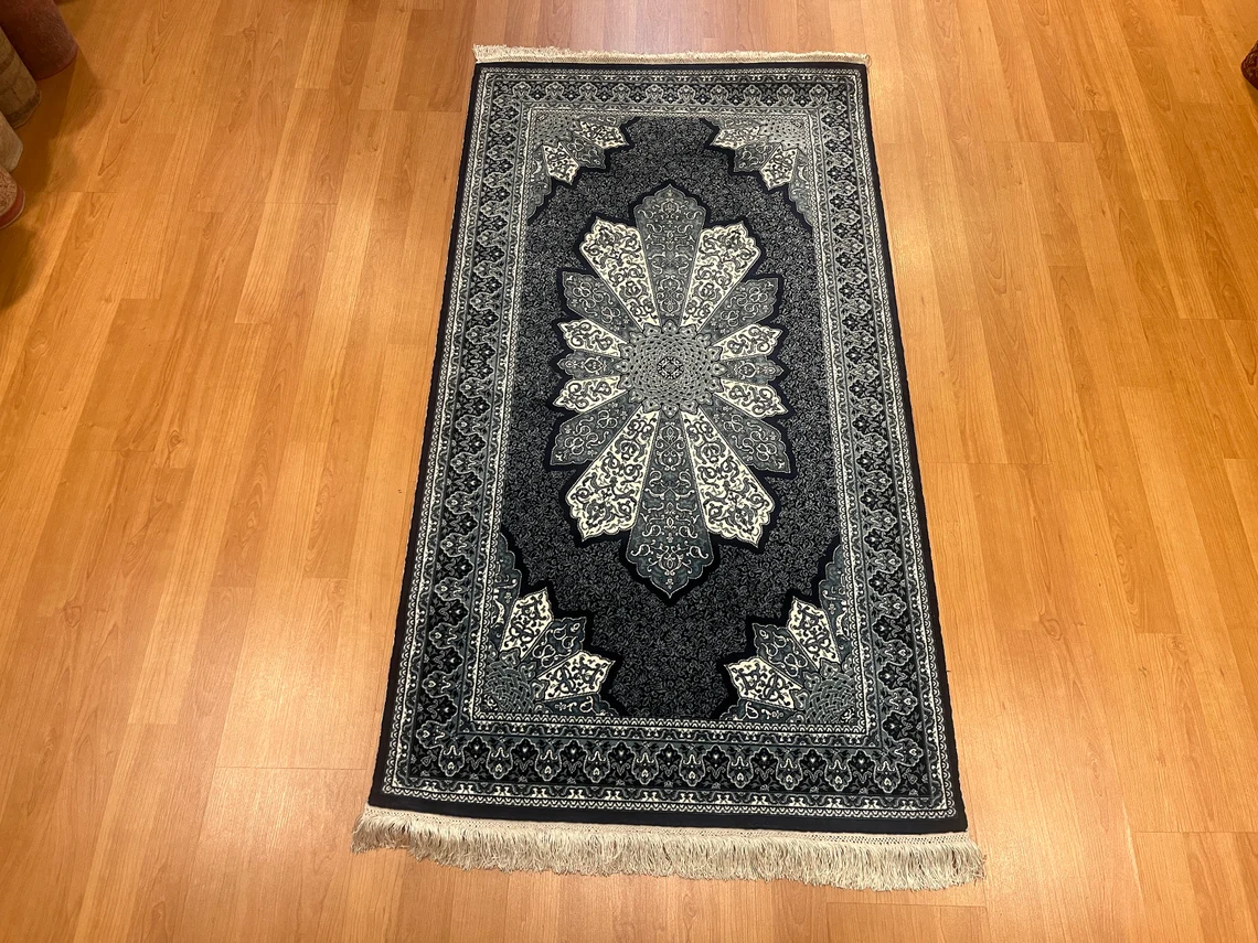 4'11 ''x 2'7'' Bamboo Silk Carpet