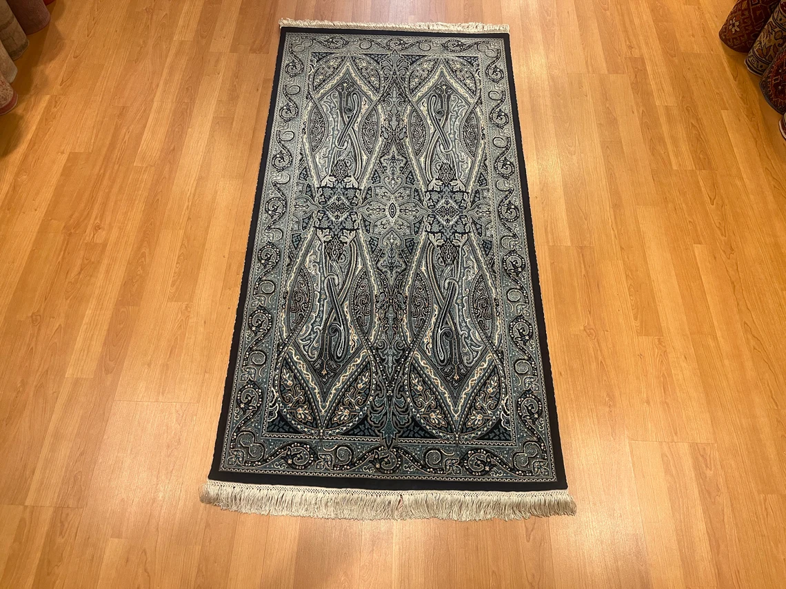 4'11 ''x 2'7'' Bamboo Silk Carpet