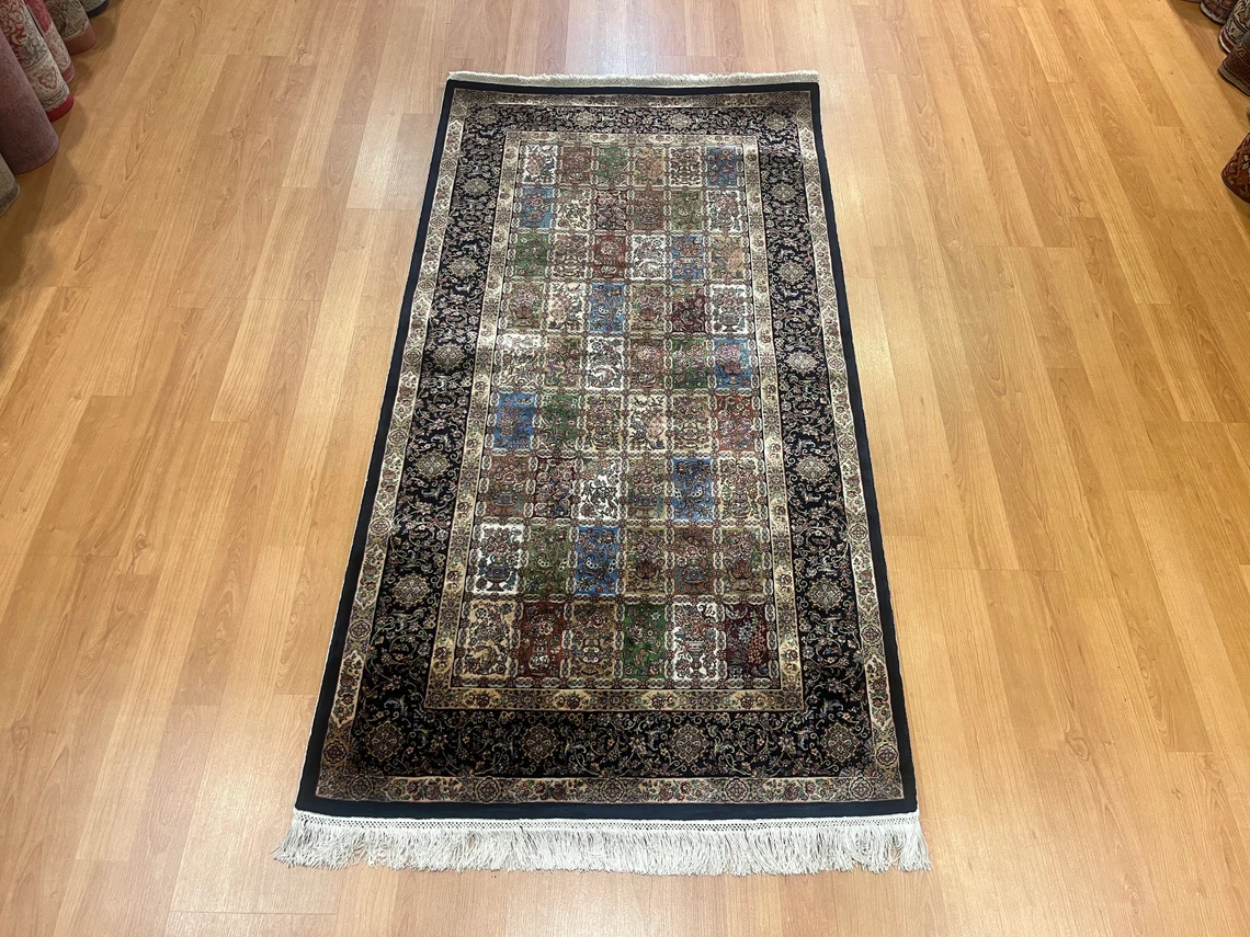 4'11 ''x 2'7'' Bamboo Silk Carpet