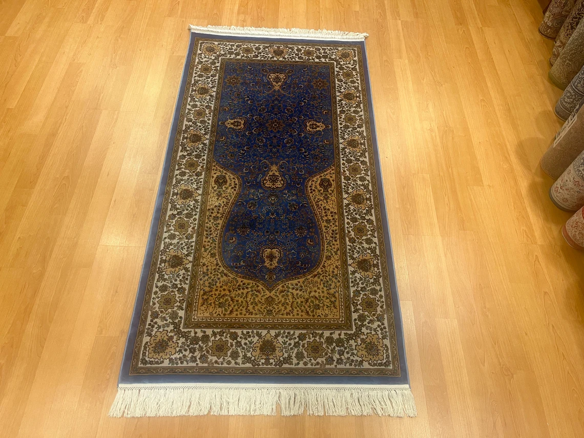4'11 ''x 2'7'' Bamboo Silk Carpet